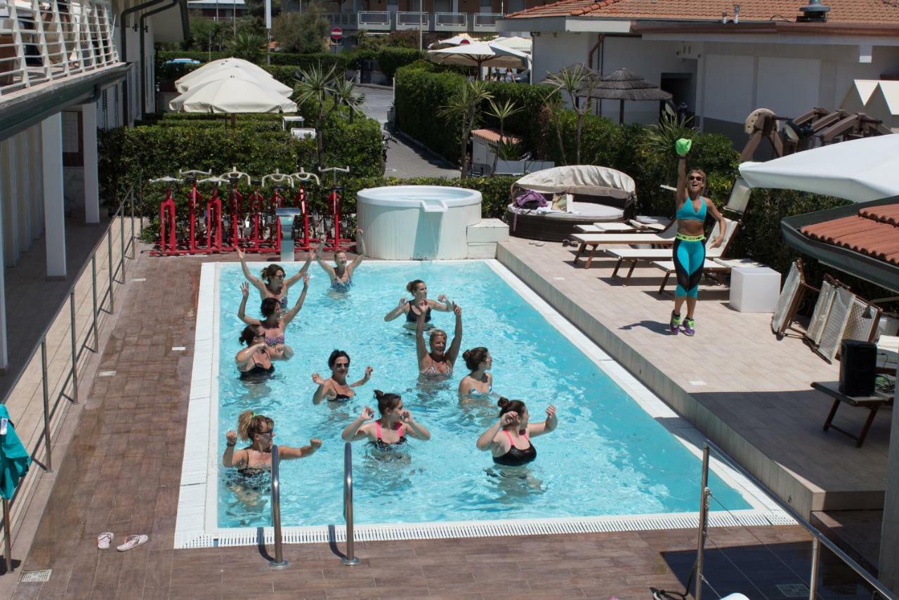 Hotel Delfino มารีนาดีคาร์รารา ภายนอก รูปภาพ