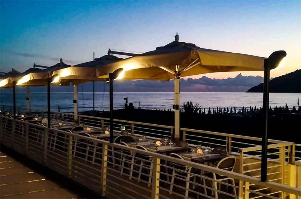 Hotel Delfino มารีนาดีคาร์รารา ภายนอก รูปภาพ