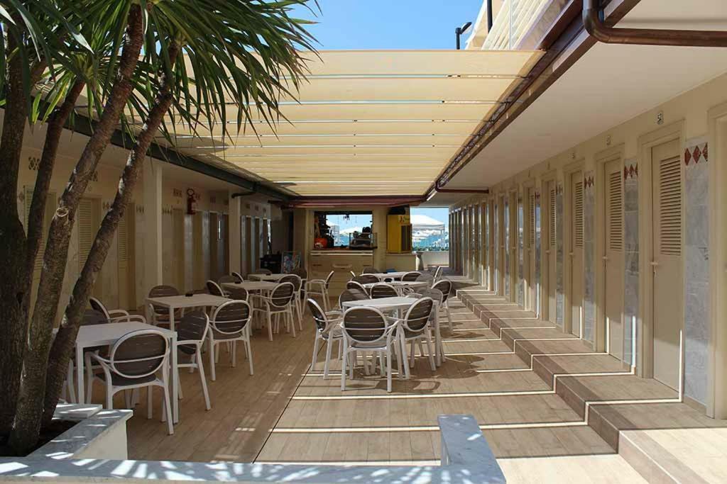 Hotel Delfino มารีนาดีคาร์รารา ภายนอก รูปภาพ