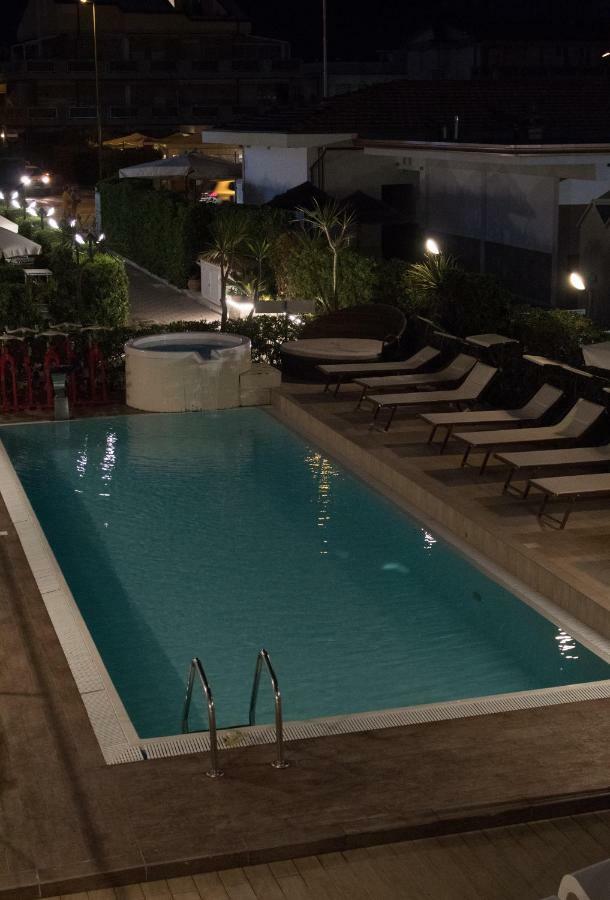 Hotel Delfino มารีนาดีคาร์รารา ภายนอก รูปภาพ